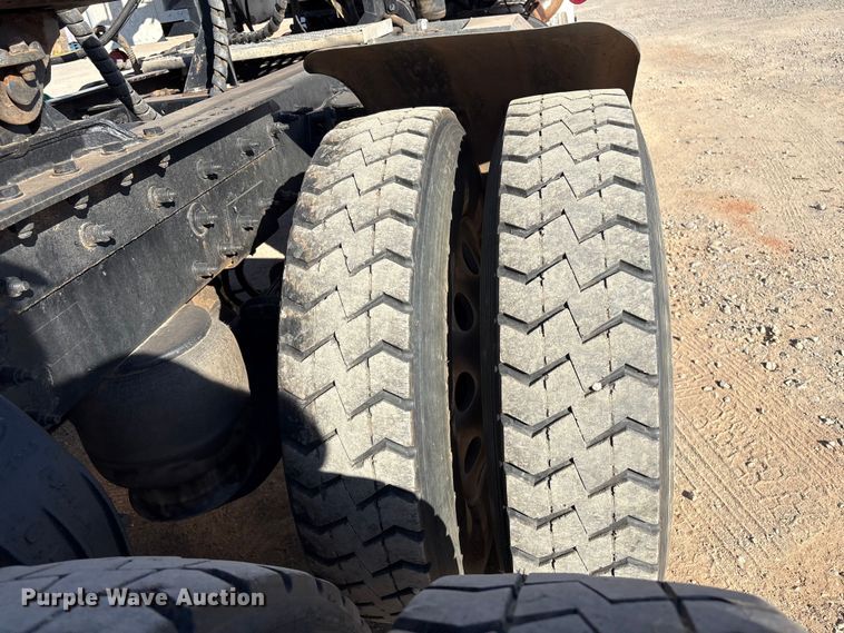 image for item ER1087 2013 Peterbilt 367 semi truck