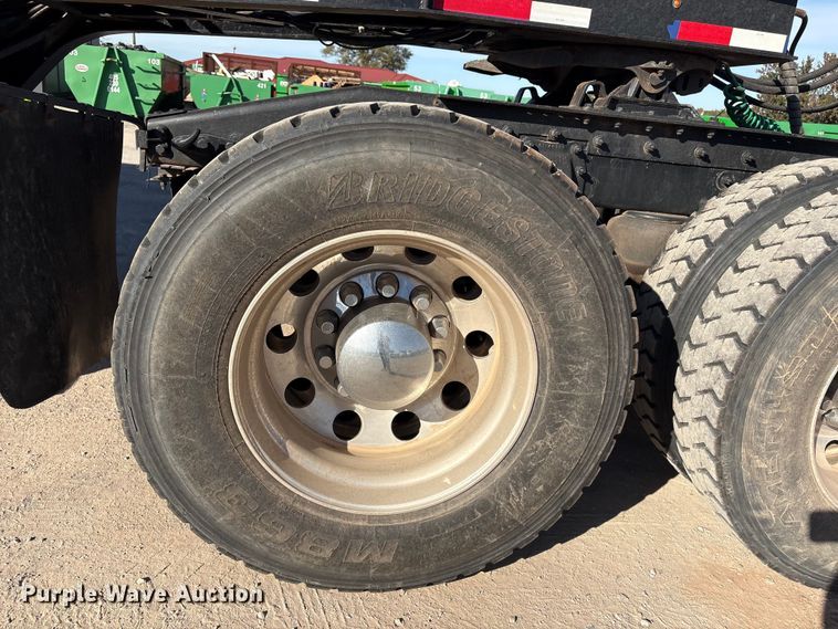 image for item ER1087 2013 Peterbilt 367 semi truck