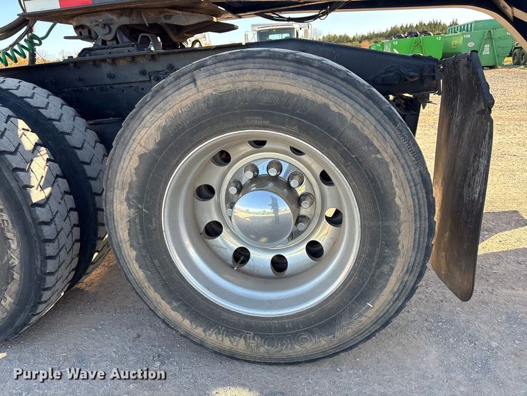 image for item ER1087 2013 Peterbilt 367 semi truck