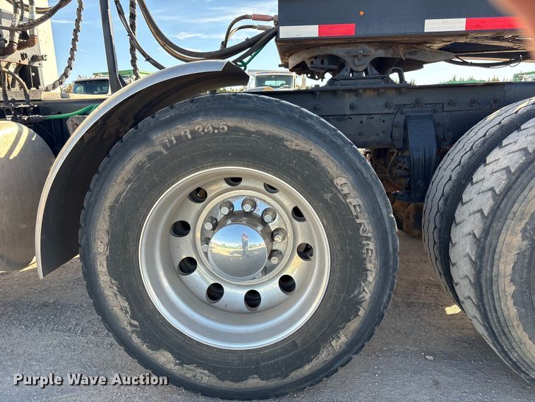 image for item ER1087 2013 Peterbilt 367 semi truck