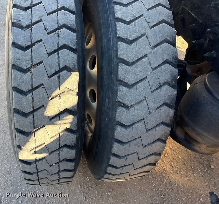 image for item ER1087 2013 Peterbilt 367 semi truck