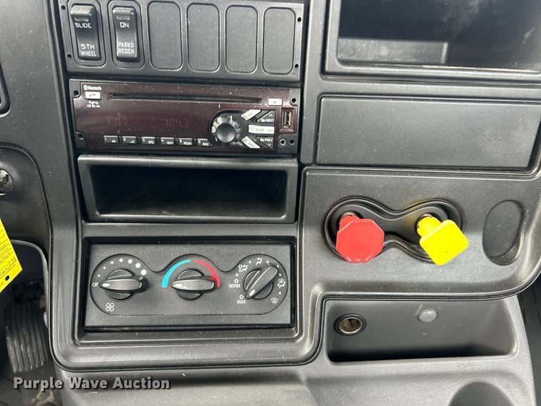 image for item ET3411 2016 International ProStar Plus semi truck