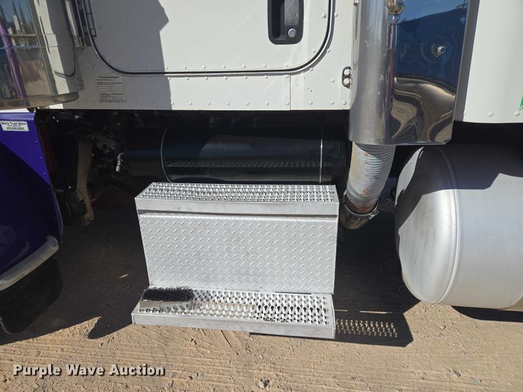 image for item ET5251 2008 Peterbilt 388 semi truck