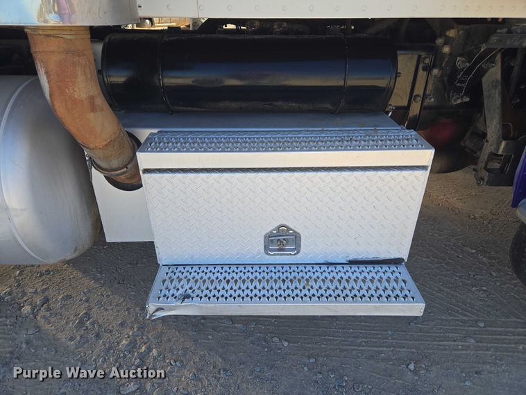 image for item ET5251 2008 Peterbilt 388 semi truck