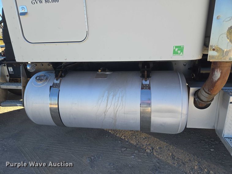 image for item ET5251 2008 Peterbilt 388 semi truck