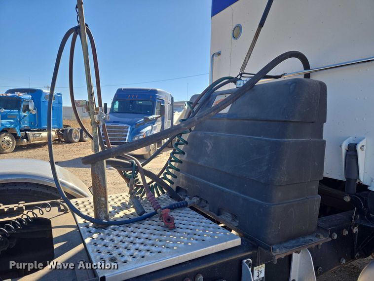 image for item ET5251 2008 Peterbilt 388 semi truck