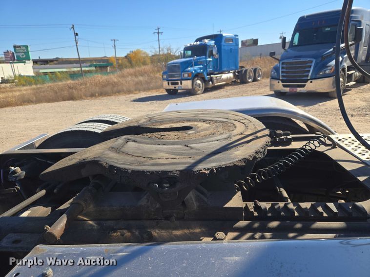 image for item ET5251 2008 Peterbilt 388 semi truck