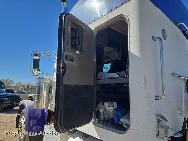 image for item ET5251 2008 Peterbilt 388 semi truck