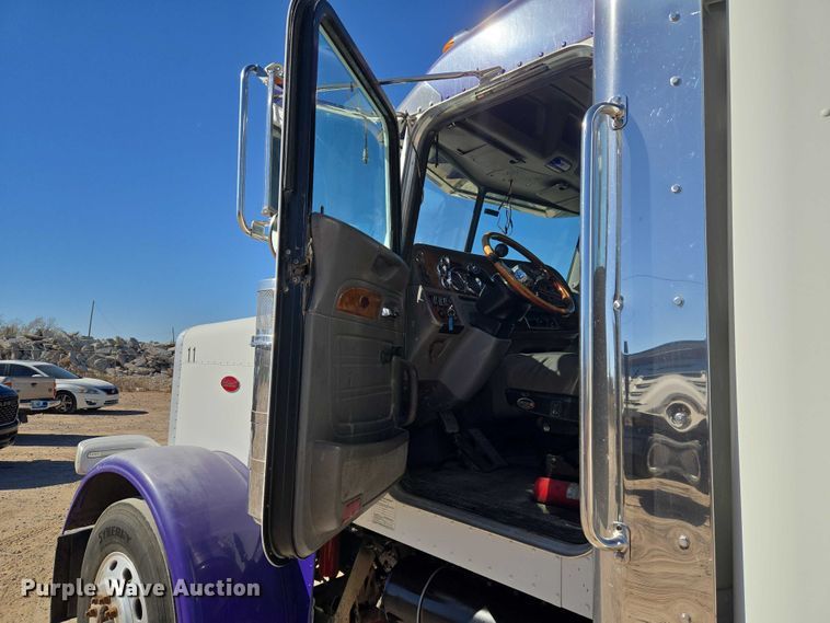 image for item ET5251 2008 Peterbilt 388 semi truck
