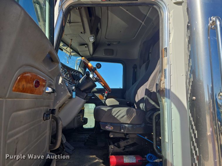 image for item ET5251 2008 Peterbilt 388 semi truck