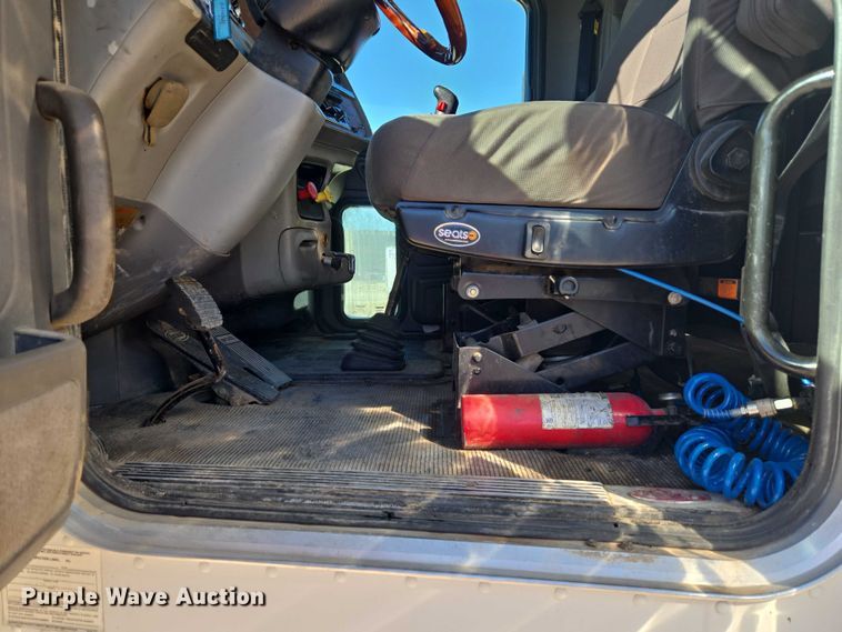 image for item ET5251 2008 Peterbilt 388 semi truck