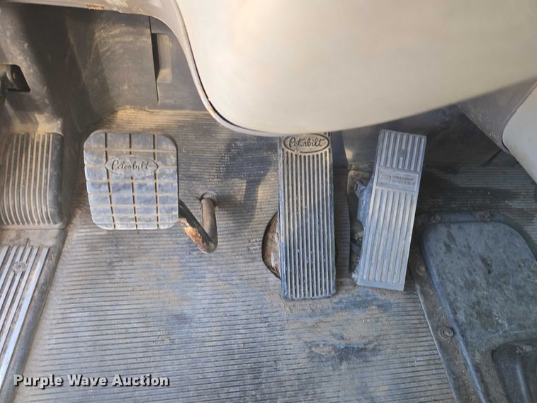 image for item ET5251 2008 Peterbilt 388 semi truck