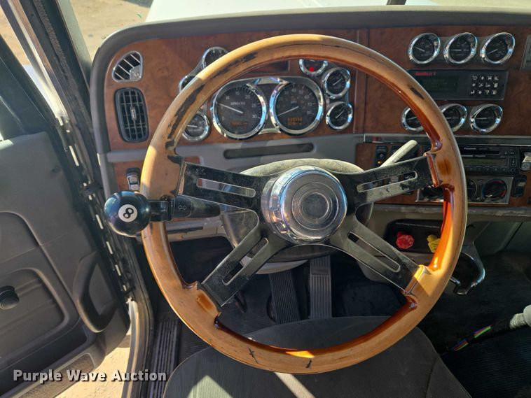 image for item ET5251 2008 Peterbilt 388 semi truck