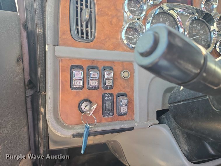 image for item ET5251 2008 Peterbilt 388 semi truck