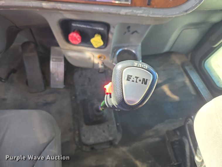 image for item ET5251 2008 Peterbilt 388 semi truck