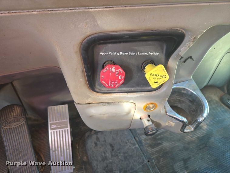 image for item ET5251 2008 Peterbilt 388 semi truck