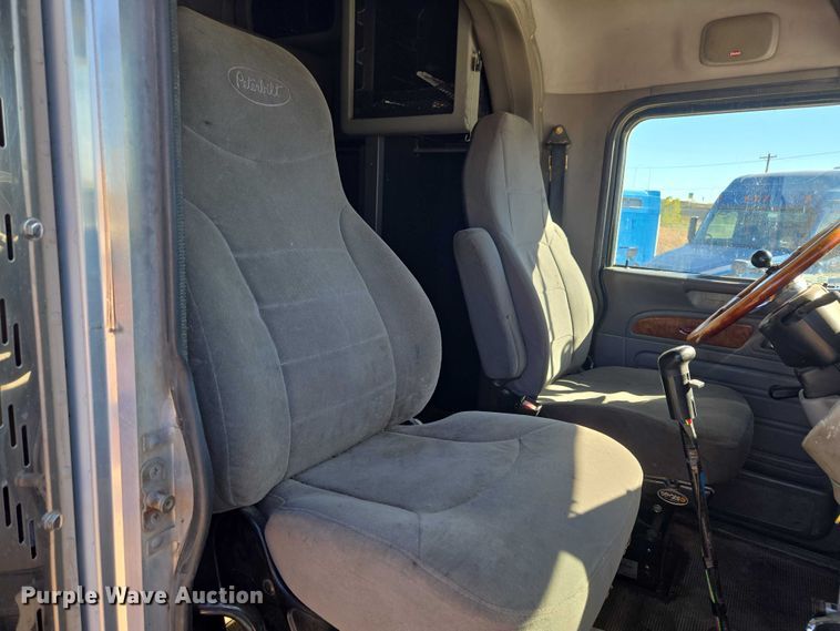 image for item ET5251 2008 Peterbilt 388 semi truck