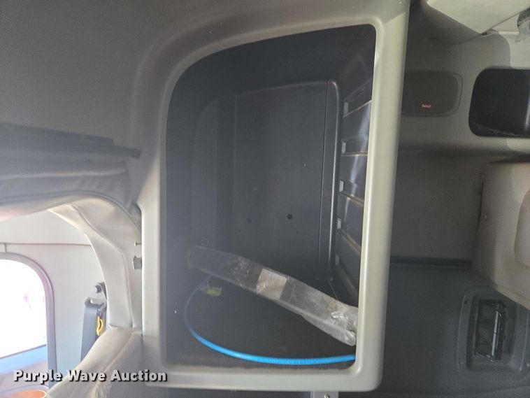 image for item ET5251 2008 Peterbilt 388 semi truck