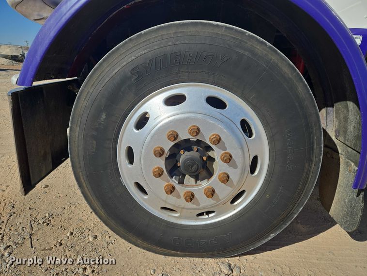 image for item ET5251 2008 Peterbilt 388 semi truck