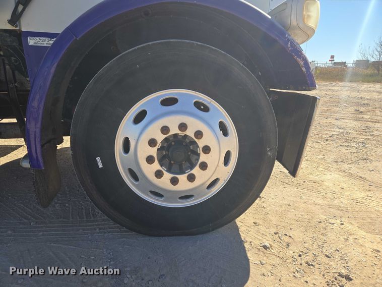 image for item ET5251 2008 Peterbilt 388 semi truck