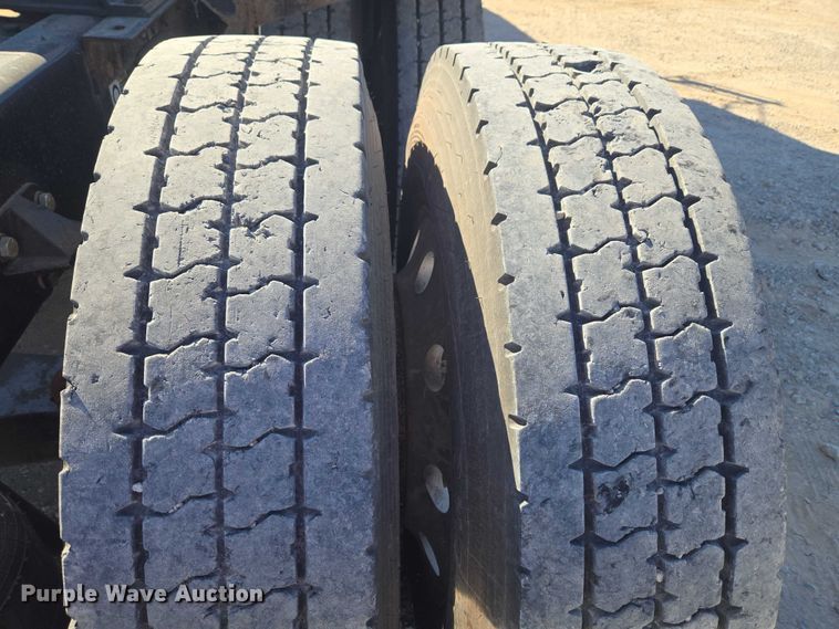 image for item ET5251 2008 Peterbilt 388 semi truck