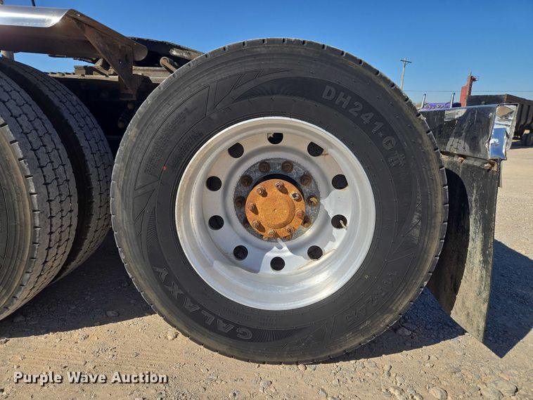 image for item ET5251 2008 Peterbilt 388 semi truck