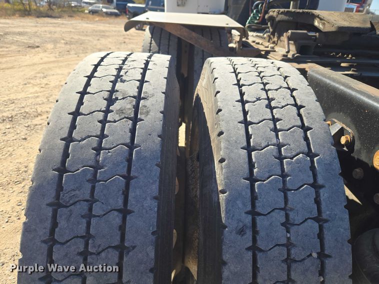 image for item ET5251 2008 Peterbilt 388 semi truck