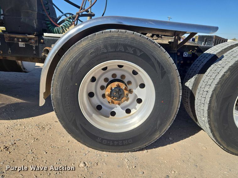 image for item ET5251 2008 Peterbilt 388 semi truck