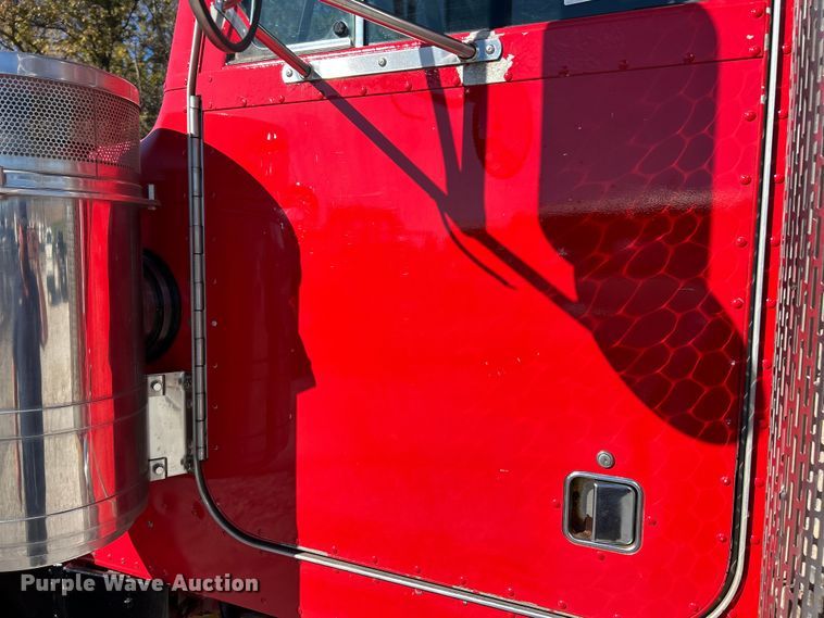 image for item ET6595 1998 Peterbilt 379 semi truck