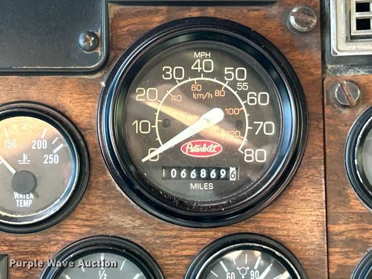 image for item ET6595 1998 Peterbilt 379 semi truck