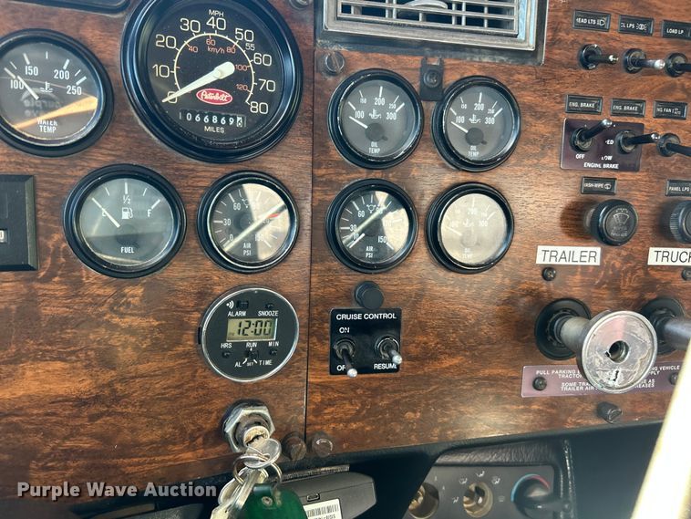 image for item ET6595 1998 Peterbilt 379 semi truck