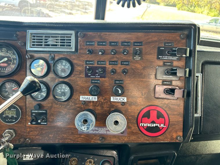 image for item ET6595 1998 Peterbilt 379 semi truck