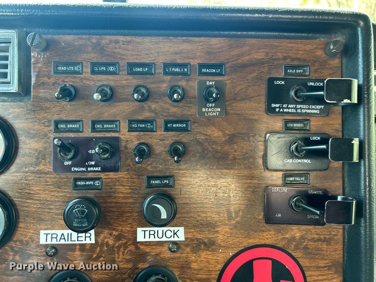 image for item ET6595 1998 Peterbilt 379 semi truck