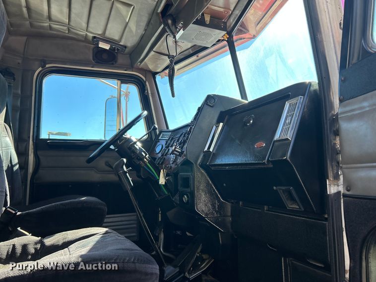 image for item ET6595 1998 Peterbilt 379 semi truck