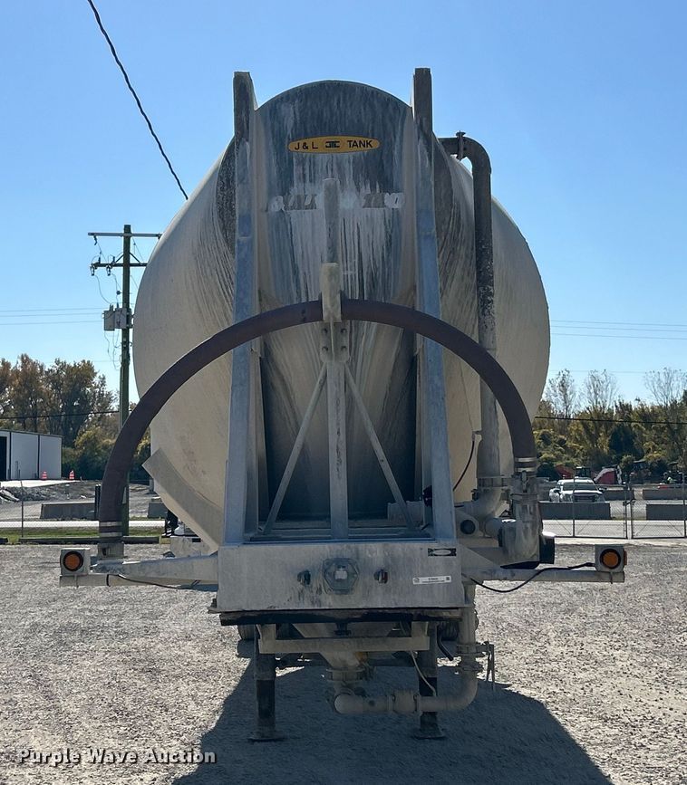 image for item ET6624 1992 J&L Tank pneumatic dry bulk trailer