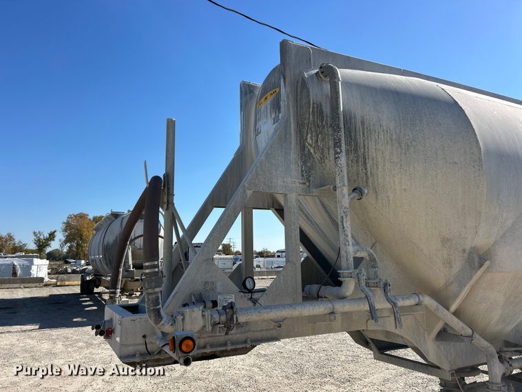 image for item ET6624 1992 J&L Tank pneumatic dry bulk trailer