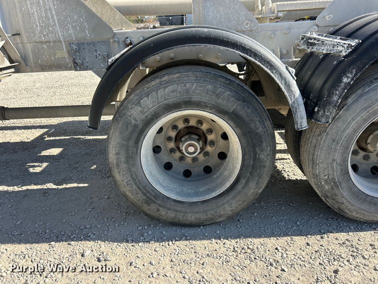 image for item ET6624 1992 J&L Tank pneumatic dry bulk trailer