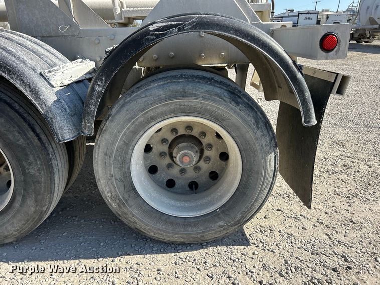 image for item ET6624 1992 J&L Tank pneumatic dry bulk trailer