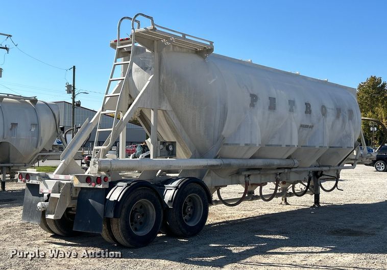 image for item ET6626 1992 J&L Tank pneumatic dry bulk trailer