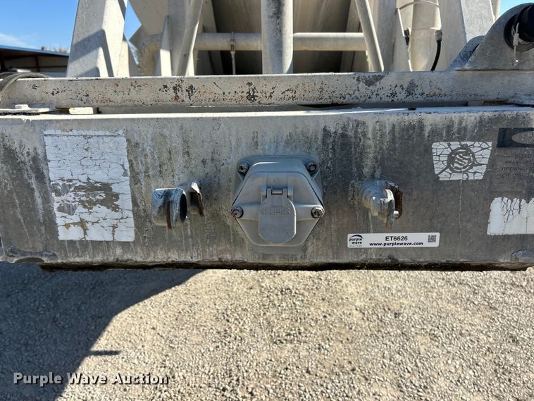 image for item ET6626 1992 J&L Tank pneumatic dry bulk trailer