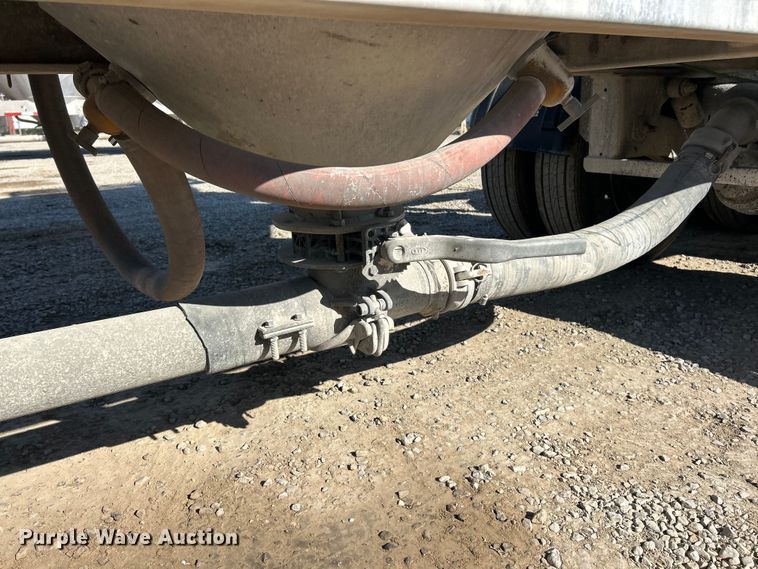 image for item ET6626 1992 J&L Tank pneumatic dry bulk trailer