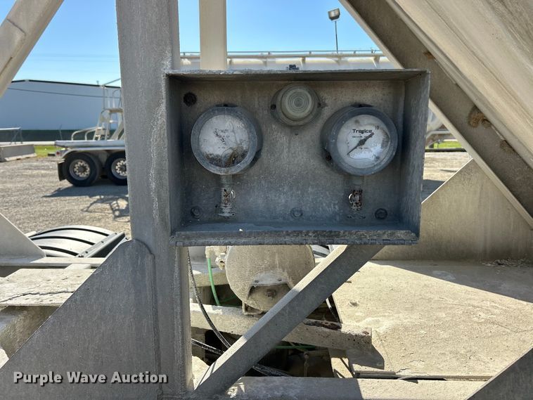 image for item ET6626 1992 J&L Tank pneumatic dry bulk trailer