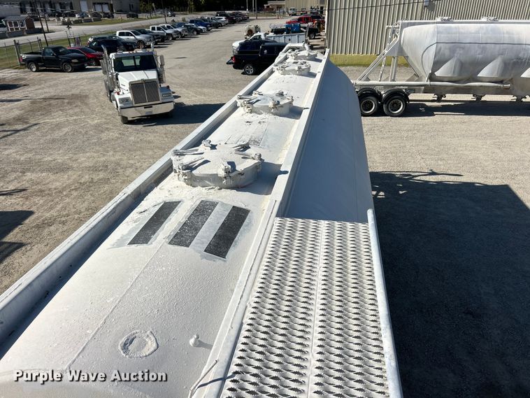 image for item ET6626 1992 J&L Tank pneumatic dry bulk trailer