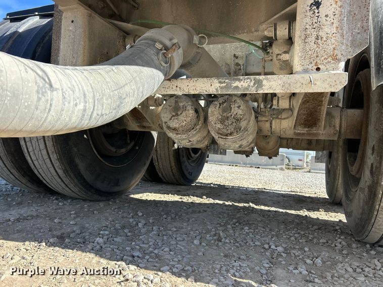 image for item ET6626 1992 J&L Tank pneumatic dry bulk trailer