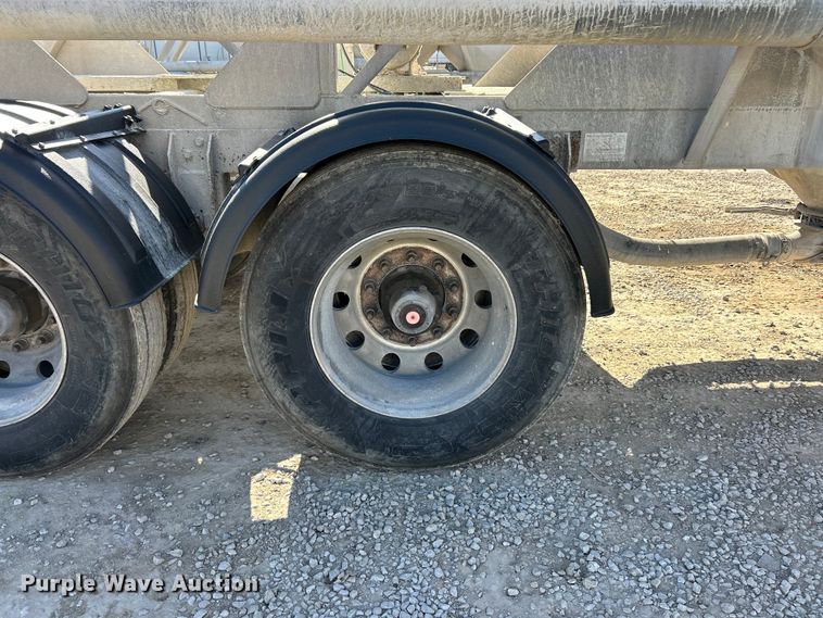 image for item ET6626 1992 J&L Tank pneumatic dry bulk trailer