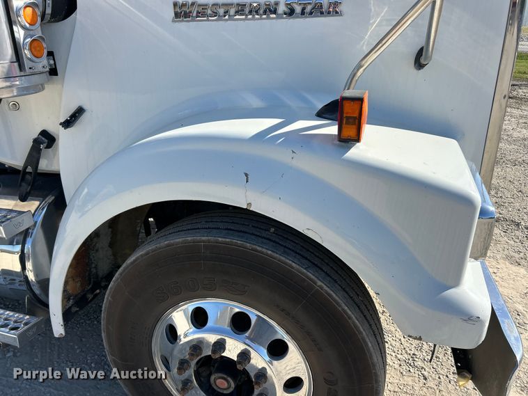 image for item ET6628 2013 Western Star 4900SF semi truck