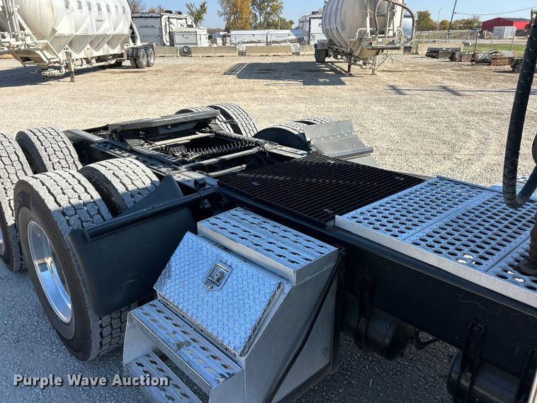 image for item ET6628 2013 Western Star 4900SF semi truck