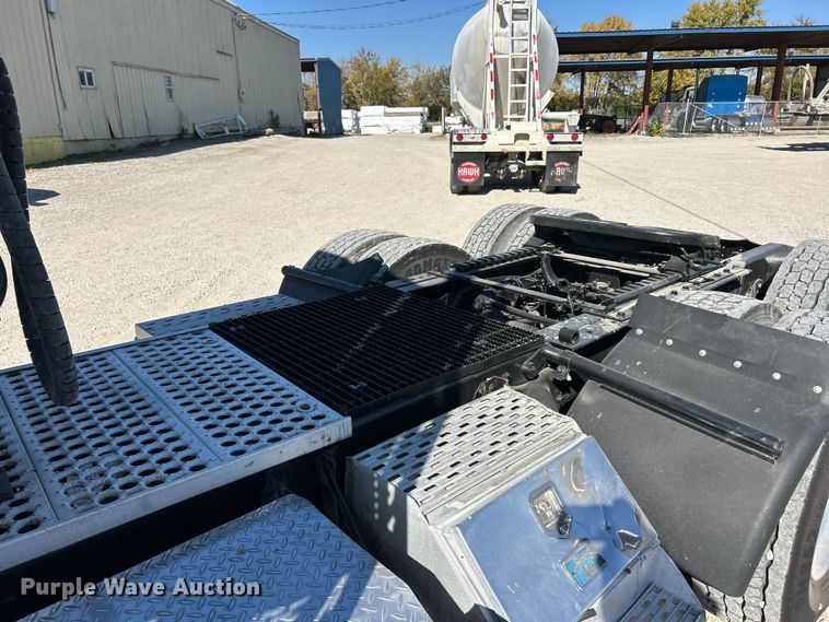 image for item ET6628 2013 Western Star 4900SF semi truck