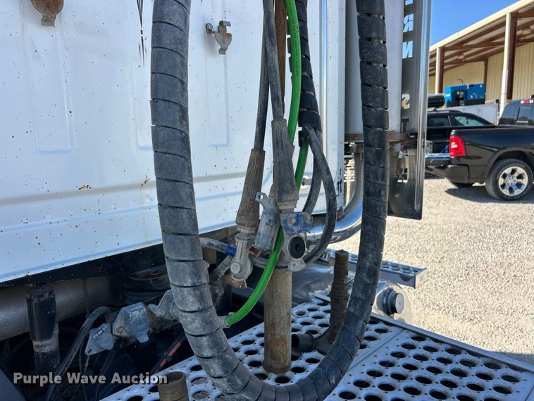 image for item ET6628 2013 Western Star 4900SF semi truck