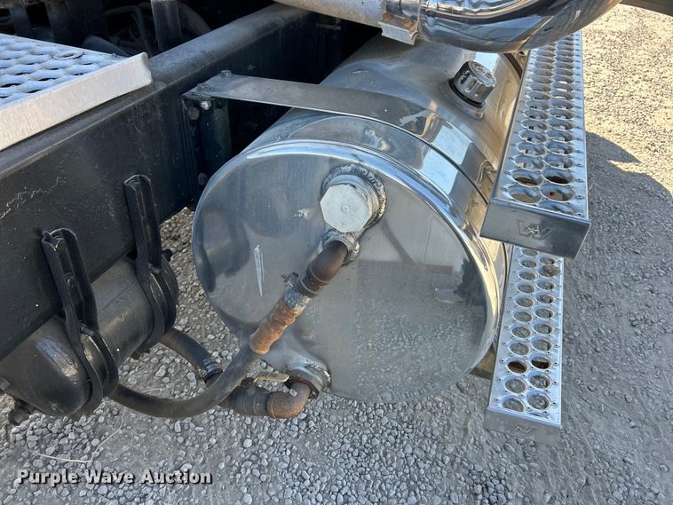 image for item ET6628 2013 Western Star 4900SF semi truck